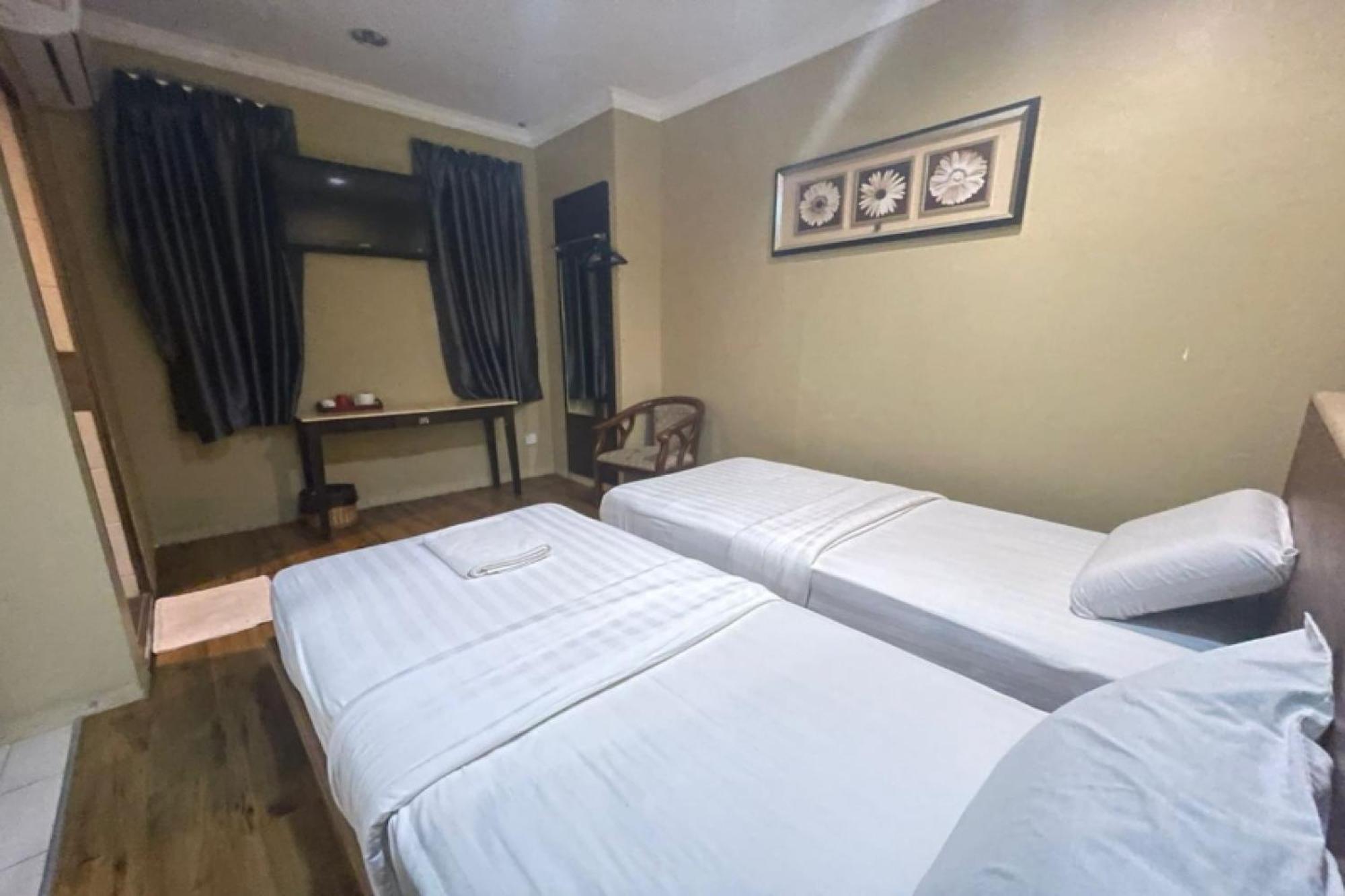 Oyo 90411 Perdana Hotel Лабуан Екстериор снимка