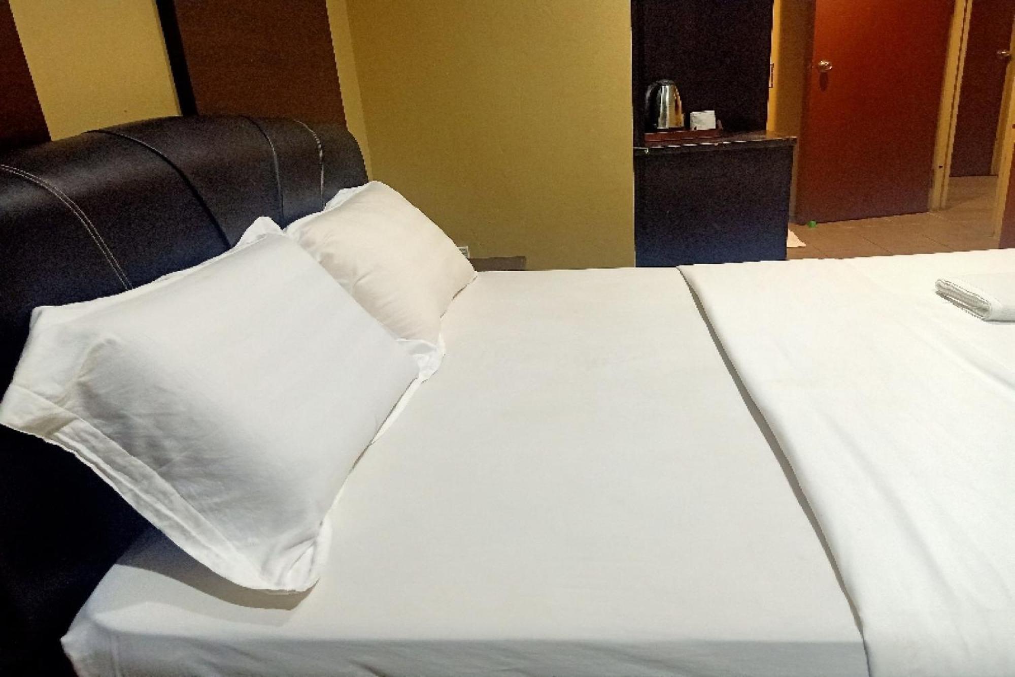 Oyo 90411 Perdana Hotel Лабуан Екстериор снимка