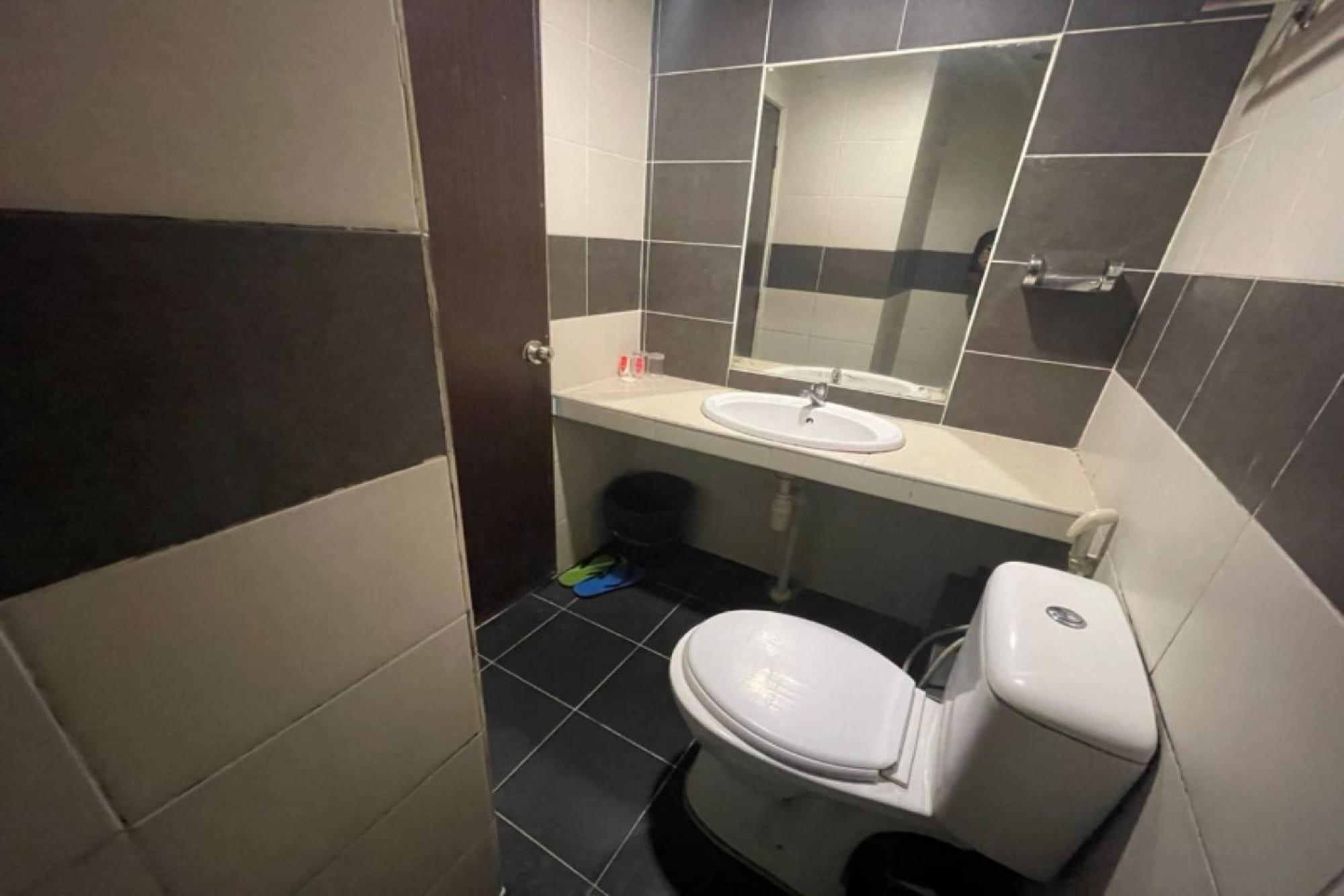 Oyo 90411 Perdana Hotel Лабуан Екстериор снимка