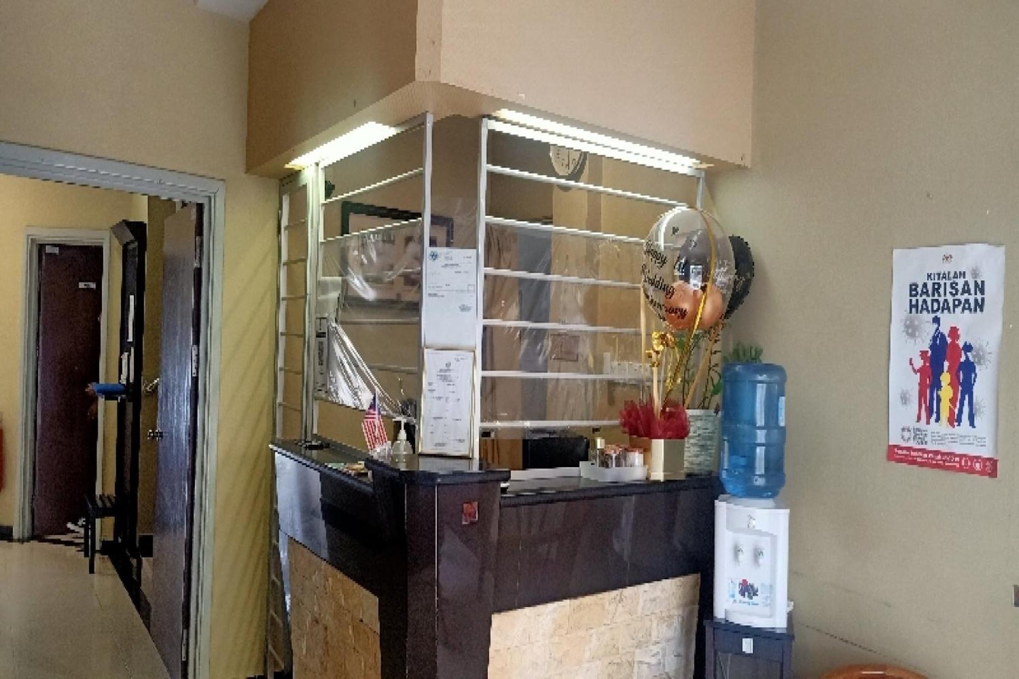 Oyo 90411 Perdana Hotel Лабуан Екстериор снимка