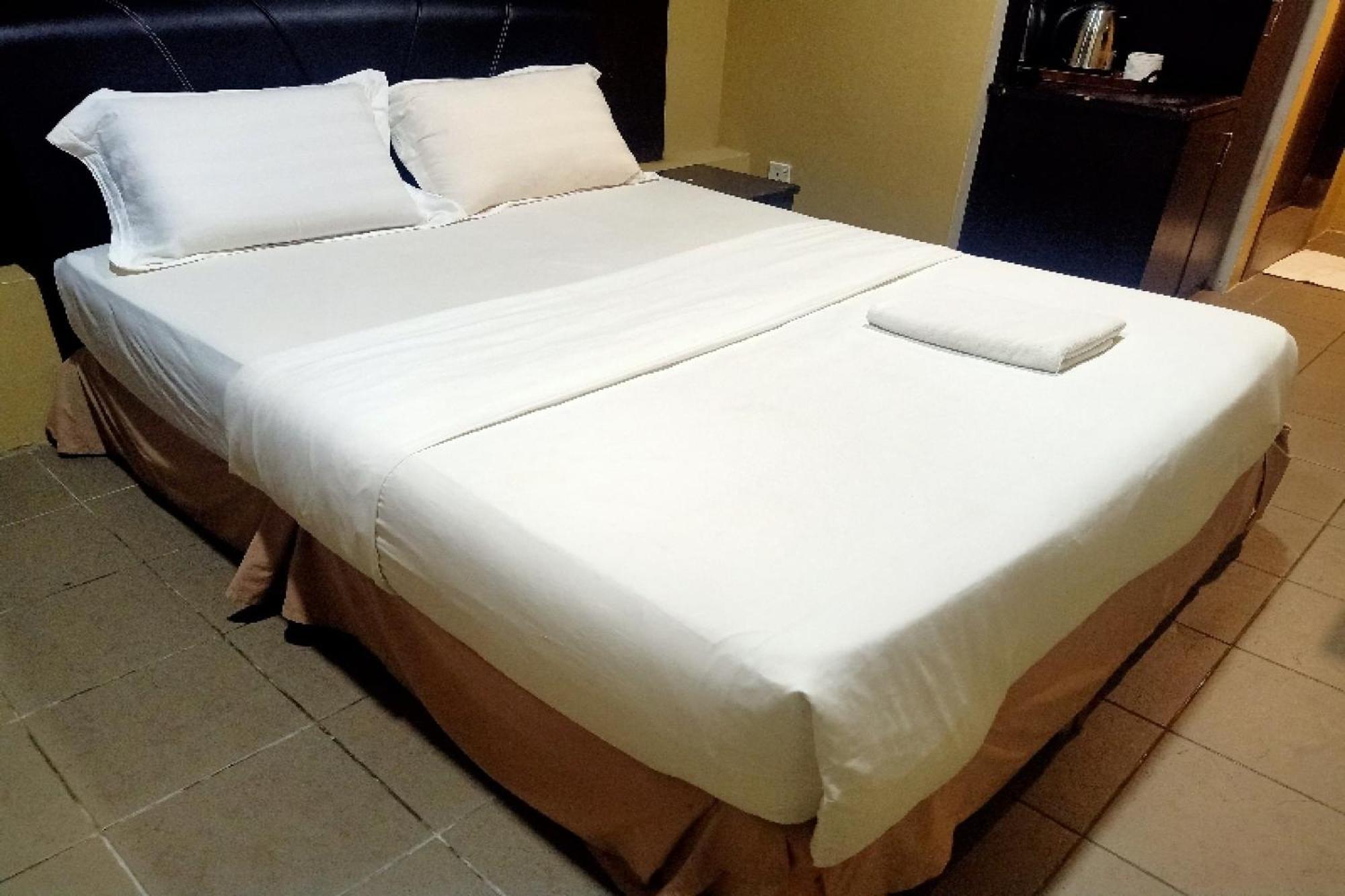 Oyo 90411 Perdana Hotel Лабуан Екстериор снимка