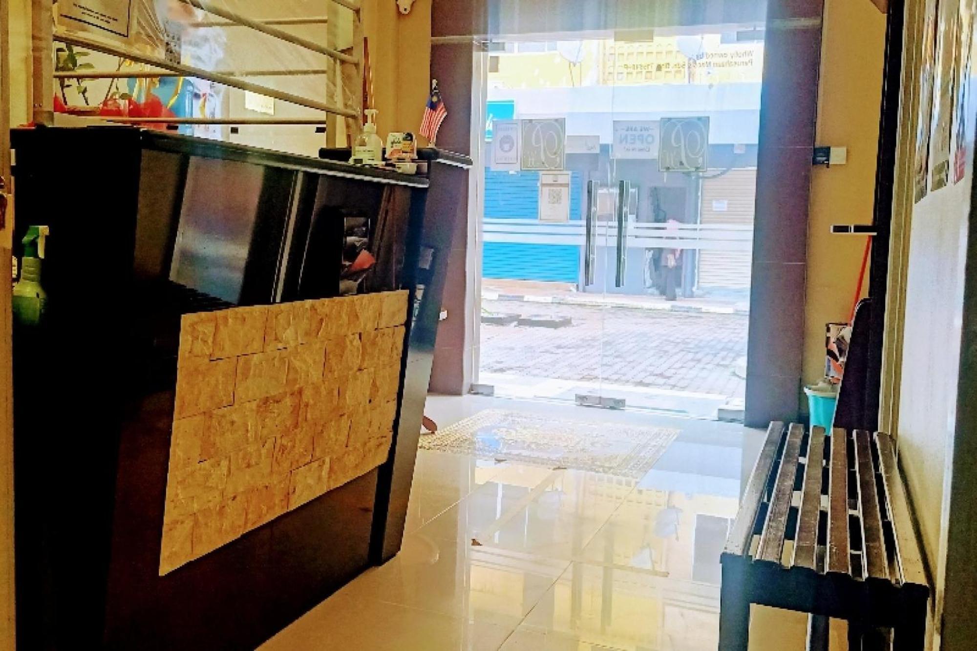 Oyo 90411 Perdana Hotel Лабуан Екстериор снимка
