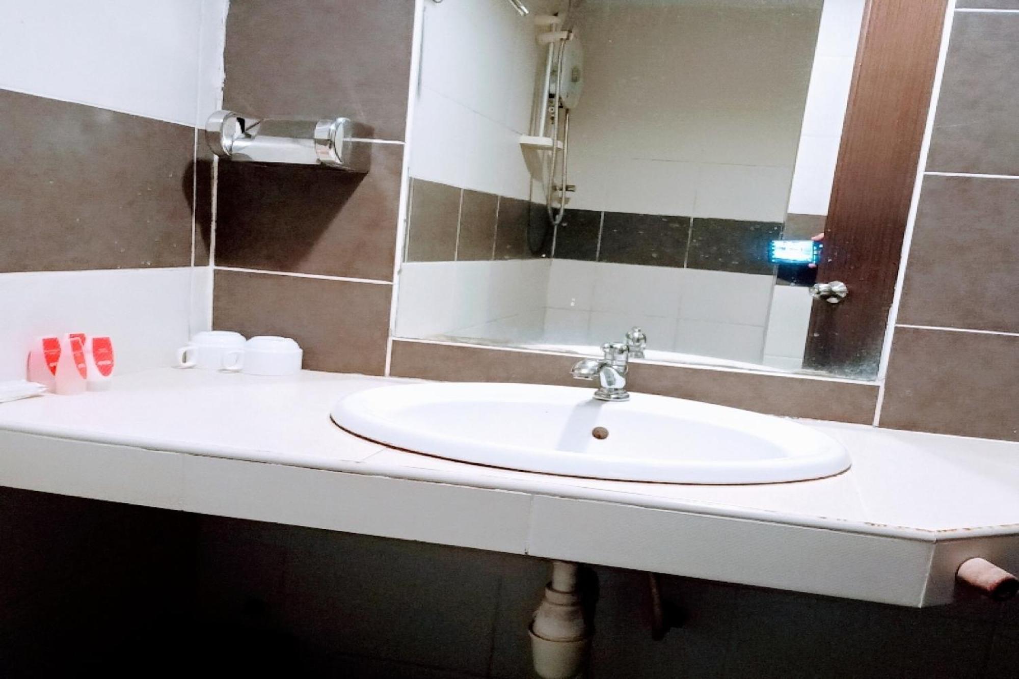 Oyo 90411 Perdana Hotel Лабуан Екстериор снимка
