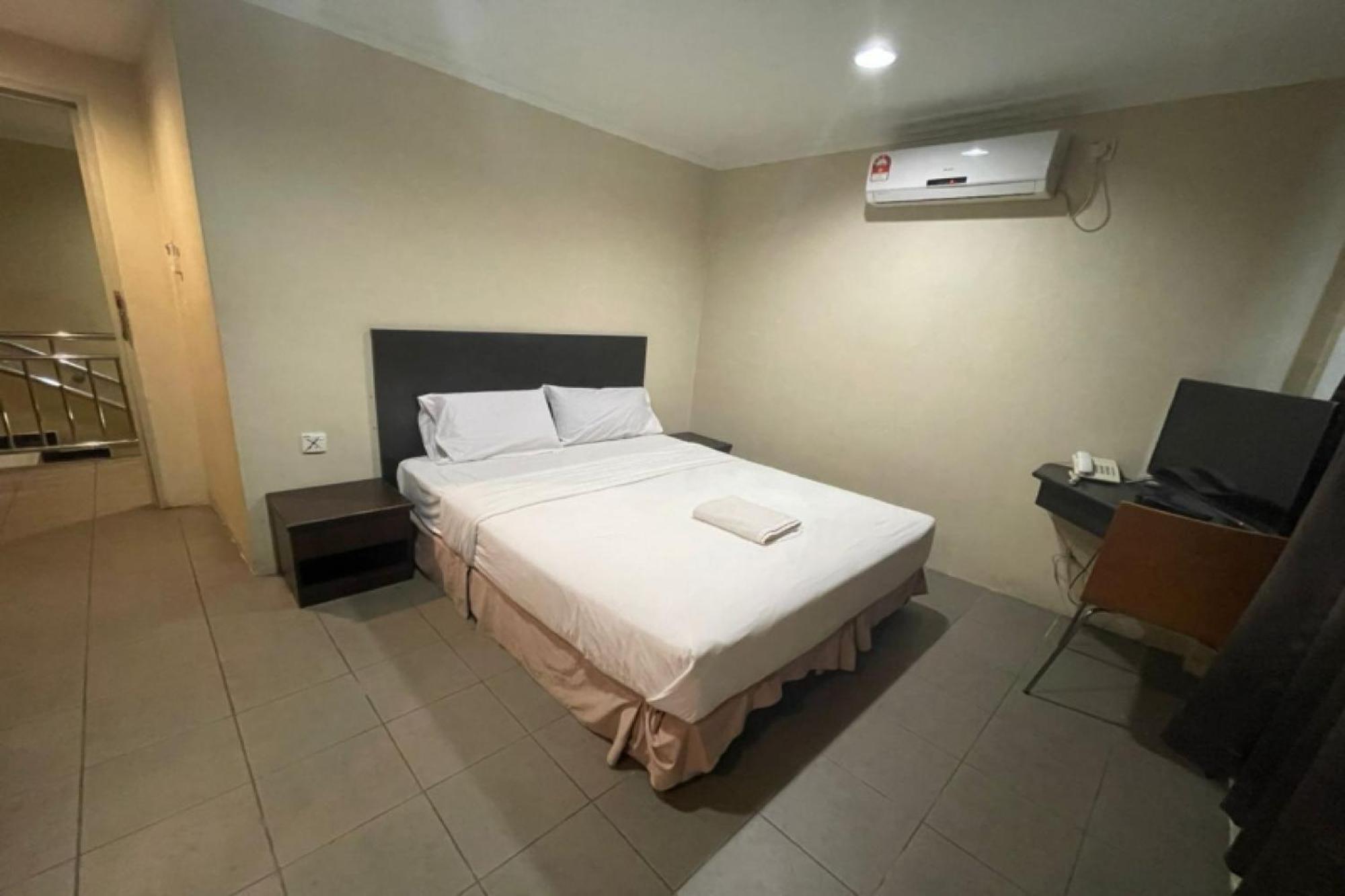 Oyo 90411 Perdana Hotel Лабуан Екстериор снимка