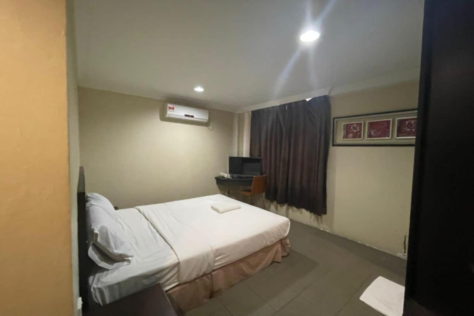 Oyo 90411 Perdana Hotel Лабуан Екстериор снимка